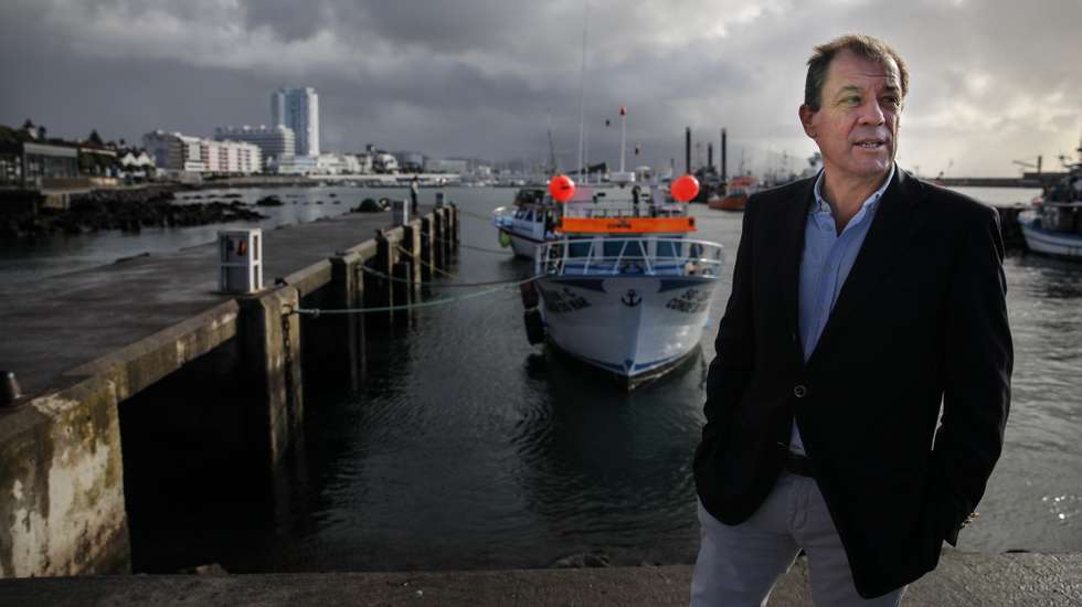 O líder regional do Iniciativa Liberal (IL) e cabeça de lista pelos círculos eleitorais de São Miguel, Nuno Barata, durante a visita ao núcleo de pescas do Porto de Ponta Delgada durante uma ação de campanha para as eleições legislativas da Região Autónoma dos Açores, Ponta Delgada, Açores, 20 de outubro de 2020.  ANDRÉ KOSTERS/LUSA