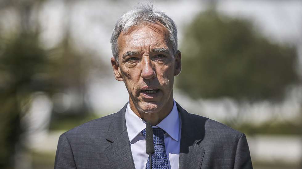 O ministro da Defesa Nacional, João Gomes Cravinho, discursa durante a após ter visitado um bunker nas instalações do Comando Aéreo da Força Aérea Portuguesa, em Lisboa, 24 de março de 2021. RODRIGO ANTUNES/LUSA