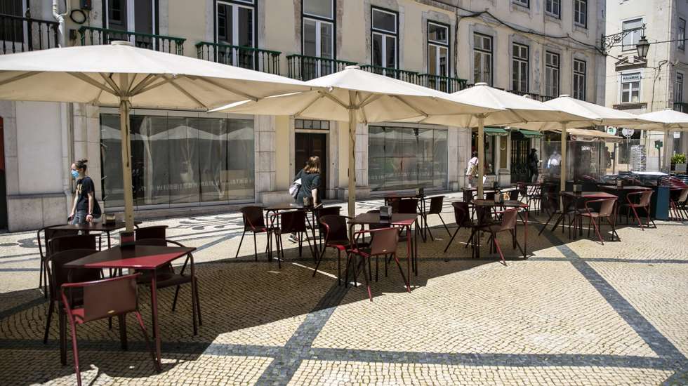 Esplanada sem clientes na Rua Augusta no primeiro dia após o alívio das medidas de emergência devido à situação epidemiológica da covid-19 decretadas pelo Governo no dia 15, em Lisboa, 18 de maio de 2020. JOSÉ SENA GOULÃO /LUSA