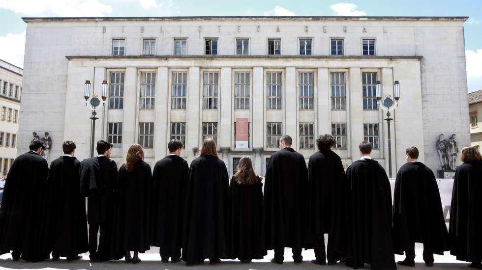 Estudantes da Universidade de Coimbra manifestam-se contra aumento das propinas, uma iniciativa da Associação Académica de Coimbra (AAC), na sequência da ação de sensibilização que promoveu, com o apoio dos seus Núcleos de Estudantes, para o eventual aumento de propinas, decisão que será tomada na reunião do Conselho Geral da Universidade de Coimbra, na Universidade de Coimbra, 27 de maio de 2013.  PAULO NOVAIS / LUSA