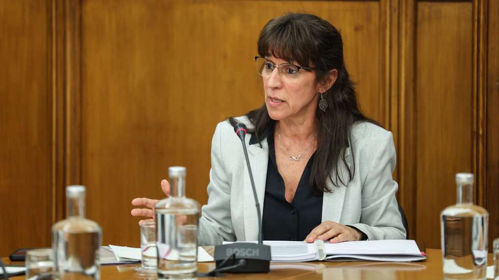 A ministra da Defesa Nacional, Helena Carreiras, durante a sua audição na Comissão de Defesa Nacional, ao abrigo do n.º 5 do artigo 104.º do Regimento da Assembleia da República, incluindo um ponto sobre o processo de revisão do Regulamento da Avaliação do Mérito dos Militares das Forças Armadas (RAMMFA), a requerimento do grupo parlamentar do PCP, na Assembleia da República, em Lisboa, 28 de fevereiro de 2023. MIGUEL A. LOPES/LUSA