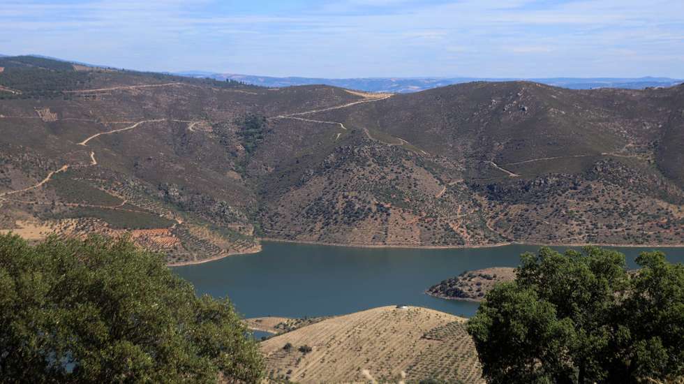 Barragem do Baixo Sabor, Torre de Moncorvo, Bragança, 18 de agosto de 2023. Proprietários agrícolas do Felgar, no concelho de Moncorvo reclamam acessos condignos para evitar as grandes deslocações que têm de percorrer diariamente para chegar às suas propriedades que ficaram isoladas com a construção da barragem do Baixo Sabor. (ACOMPANHA TEXTO DE 19-08-2023) FRANCISCO PINTO/LUSA