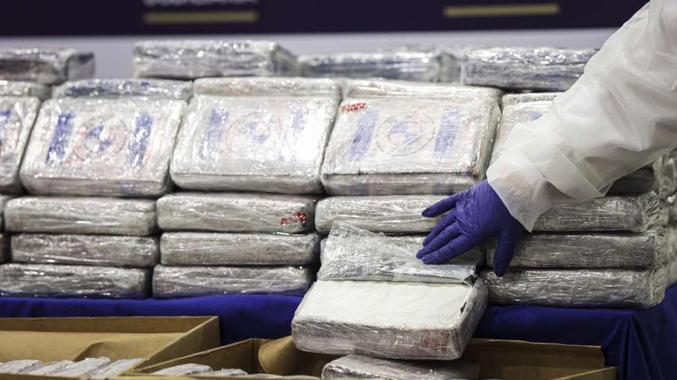 Material apreendido pela Polícia Judiciária (PJ), através da Unidade Nacional de Combate ao tráfico de Estupefacientes, procedeu, nos últimos dias, à apreensão de cerca de cerca de 4,2 toneladas de cocaína com origem na América Latina. A droga em causa, que apresenta um elevado grau de pureza, foi transportada até Portugal por via marítima dissimulada num carregamento de fruta em paletes, mais concretamente de bananas, que entrou em território nacional, através do Porto de Setúbal, nas instalações da Polícia Judiciária em Lisboa, 02 de maio de 2023. FILIPE AMORIM/LUSA