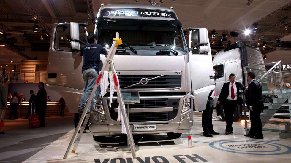 epa01598601 (FILE) Visitors to the 2008 IAA Commercial Vehicles trade fair talk shop at the trade fair stand of Volvo in Hanover, Germany, 23 September 2008. Heavy-vehicle maker Volvo Trucks said 13 January 2009 it was to give notice to 1,020 employees in Sweden, citing "very weak demand" in Europe and no sign of a recovery.   Volvo‘s Powertrain division, which makes engines and gearboxes used in its heavy vehicles as well as construction machinery, was also to cut some 600 jobs, the Volvo Group said.  EPA/KAY NIETFELD *** Local Caption *** 00000401497817