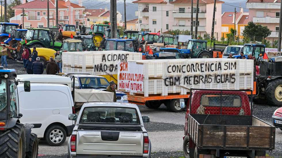 Agricultores de Torres Vedras, Cadaval, Lourinhã, Bombarral, Óbidos, Alcobaça e Caldas da Rainha, do intitulado Movimento Cívico dos Agricultores da Região Oeste (movimento espontâneo de agricultores), percorreram em marcha lenta entre o Bombarral até Caldas da Rainha, como protesto para chamar a atenção dos políticos que estão em campanha eleitoral para a agricultura, 15 de fevereiro de 2024.  CARLOS BARROSO/LUSA