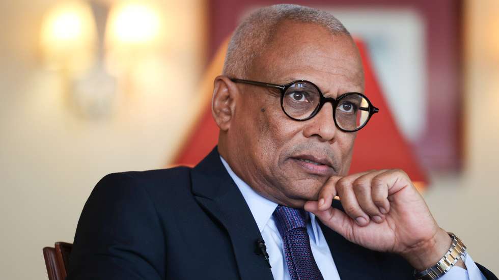 O Presidente da República de Cabo Verde, José Maria Neves, afirmou hoje, em Lisboa, que existe no país “alguma crispação” entre o Governo e a oposição e defendeu consensos sobre o que é essencial para acelerar o desenvolvimento do arquipélago, Lisboa, 24 de abril de 2024. “Está mais difícil a construção de consensos. O que eu acho que precisamos no país é de uma maior disponibilidade para o diálogo, para a busca de consensos sobre o que é essencial para acelerar o passo no processo de desenvolvimento do país”, disse José Maria Neves à agência Lusa em Portugal, onde se encontra para participar nas cerimónias dos 50 anos do 25 de Abril. ANDRÉ KOSTERS/LUSA