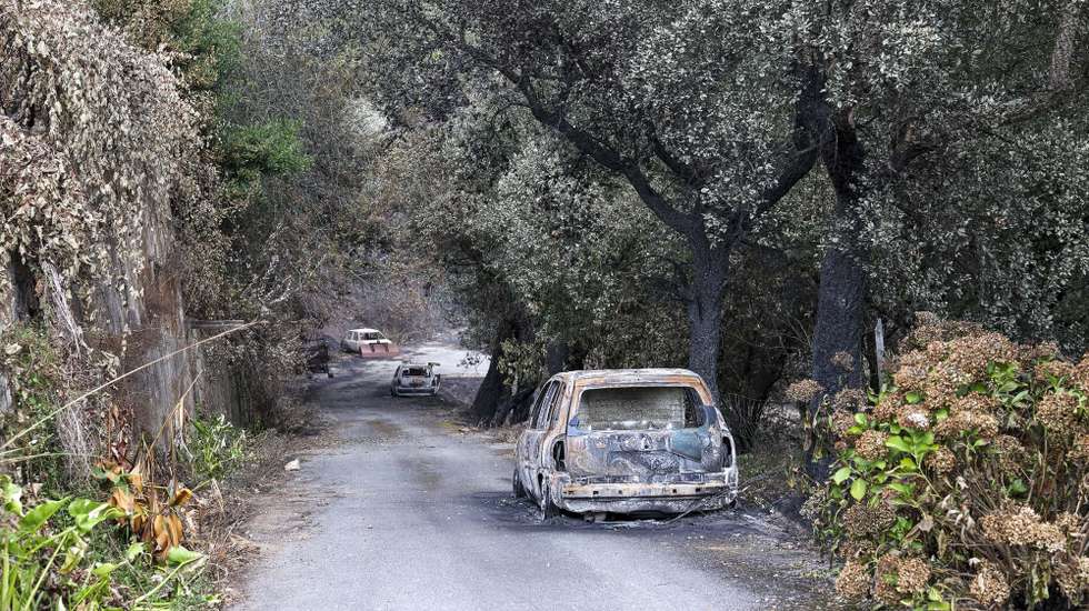 Viaturas queimadas pelo incêndio em Seixo, na freguesia de Talhadas, Sever do Vouga, Aveiro, 20 de setembro de 2024. Em Talhadas, conhecida como a “capital do pedreiro”, há quem ainda não saiba como é que não morreu nos incêndios que lavraram no concelho de Sever do Vouga durante quatro dias e destruíram várias empresas. PAULO NOVAIS/LUSA