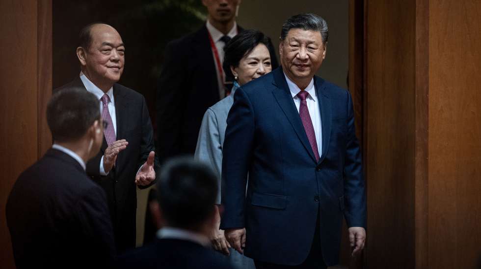 epa11785378 Macao Chief Executive Ho Iat Seng (L) applauds on the arrival of President of the People's Republic of China Xi Jinping (R) and his wife Peng Liyuan (2-R), during a welcome dinner hosted by the Macao government at the Dome in Cotai, in Macao, China, 19 December 2024. The Chinese president is in the city for a three-day visit. During his visit, he will swear in the Chief Executive-elect, Sam Hou Fai, on 20 December, the 25th anniversary of the establishment of the Macao Special Administrative Region (MSAR).  EPA/GONCALO LOBO PINHEIRO
