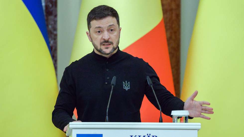 epa12018038 Ukrainian President Volodymyr Zelensky attends a joint press conference with Belgian Prime Minister Bart De Wever after their meeting in Kyiv, Ukraine, 08 April 2025. Bart De Wever is on an official visit to Ukraine, amid the Russian invasion.  EPA/SERGEY DOLZHENKO