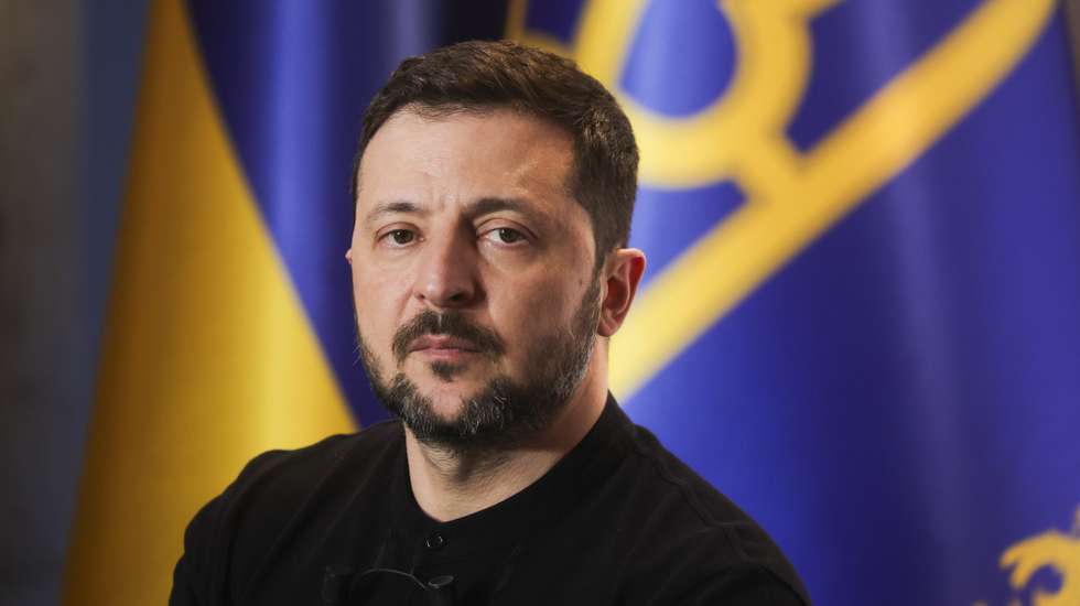 epa11992185 Ukrainian President Volodymyr Zelensky answers journalists questions during a press conference at France Television headquarters in Paris, France, 27 March 2025. Ukrainian President Volodymyr Zelensky gives a press conference after participating in the 'Coalition of the Willing' summit on peace and security for Ukraine, hosted by French President Emmanuel Macron with European and international leaders at the Elysee Palace.  EPA/TERESA SUAREZ