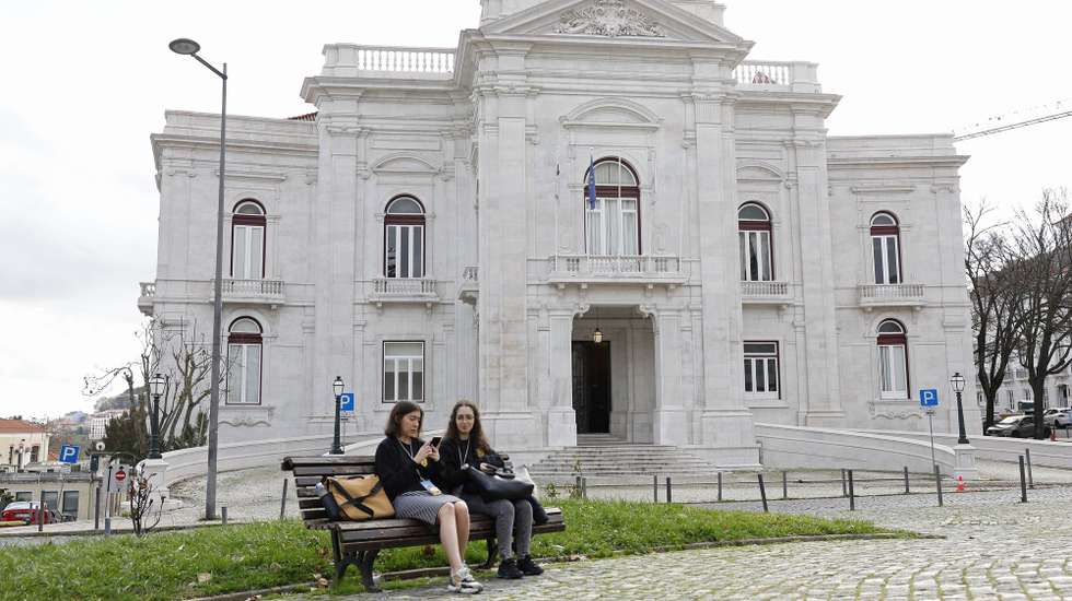Fachada do edifício da NOVA Medical School - Faculdade de Ciências Médicas, no Campo Mártires da Pátria, uma antiga zona de corridas de touros, onde no início do século XX toureou a cabo-verdiana Fernanda do Vale (também conhecida por Preta Fernanda), é um dos pontos dos “Espaços da Presença Africana em Lisboa”, que fazem parte de um roteiro promovido desde 2016 pela associação Batoto Yetu Portugal, que trabalha com jovens e crianças interessados na cultura africana, em Lisboa, 17 de dezembro de 2022. As origens africanas do Marquês de Pombal ou da fadista Severa são uma das várias curiosidades que surpreende quem percorre as marcas de África em Lisboa, que tanto se encontram numa estação metropolitana, num bairro histórico ou num campus universitário. (ACOMPANHA TEXTO DA LUSA DO DIA 26 DE DEZEMBRO DE 2022). ANTÓNIO PEDRO SANTOS/LUSA