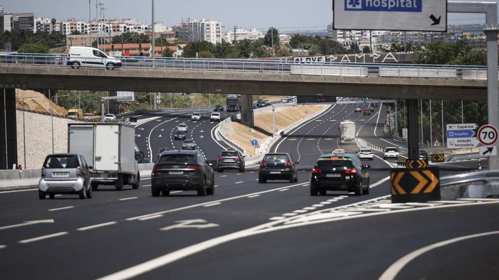 A obra de alargamento do IC20, estrada que liga Almada à Costa da Caparica, no distrito de Setúbal, terminou na noite de segunda-feira, depois de 20 meses de trabalhos, segundo a autarquia, Almada, Setúbal, 6 de junho de 2025. Em comunicado a Câmara Municipal de Almada explica que durante 20 meses foram realizadas várias intervenções com o objetivo de alargar o Itinerário Complementar (IC) 20 de três para quatro vias em cada sentido, entre o Centro Sul e a Faculdade de Ciências e Tecnologia (Caparica), numa extensão de 3,9 quilómetros. CARLOS M. ALMEIDA/LUSA