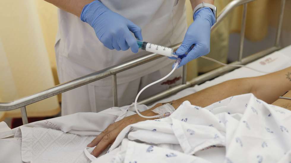 Uma enfermeira administra sedativios ao paciente paciente Paulo Pinto, doente internado na Unidade de Insuficiência Cardíaca (IC) do Hospital Professor Doutor Fernando Fonseca, na Amadora, 04 de junho de 2025. O Hospital recebeu a pré-acreditação internacional da Sociedade Europeia de Insuficiência Cardíaca (iCARE-HF), um reconhecimento que certifica os melhores centros de tratamento e gestão da IC a nível mundial. (ACOMPANHA TEXTO DE 13-06-2025) ANTÓNIO PEDRO SANTOS/LUSA