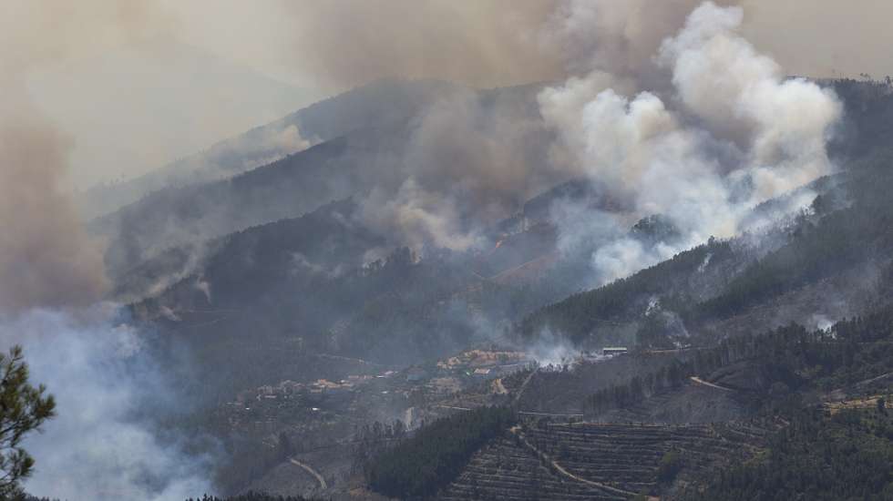 epa12310045 Clouds of smoke during a forest fire in Pampilhosa da Serra municipality, Portugal, 19 August 2025. According to provisional official data, by 19 August more than 201,000 hectares had burned in the country, more than the area burned in the whole of 2024.  EPA/PAULO NOVAIS