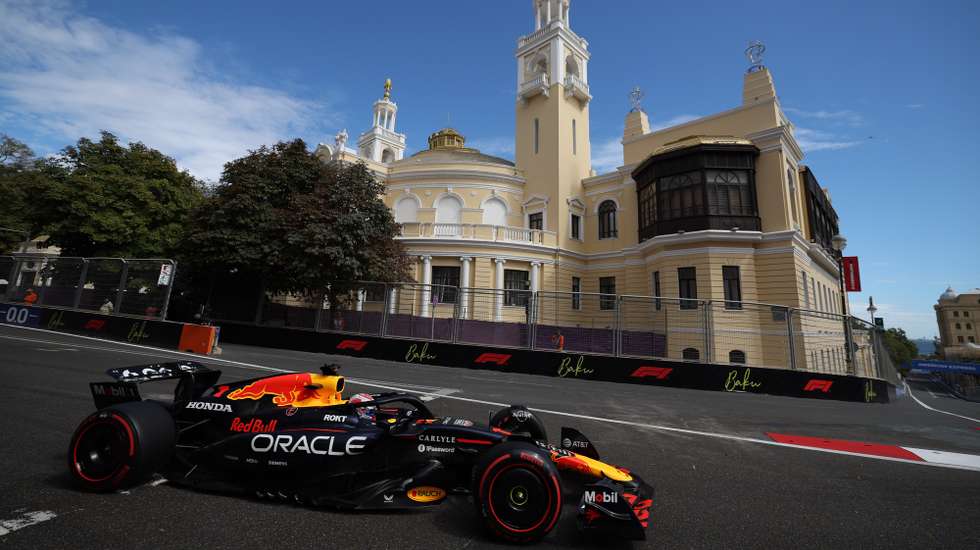 epaselect epa12392026 Red Bull Racing driver Max Verstappen of Netherlands steers his car during the third practice session for the Formula One Azerbaijan Grand Prix in Baku, Azerbaijan, 20 September 2025. The 2025 Formula 1 Azerbaijan Grand Prix is held at the Baku City Circuit on 21 September.  EPA/ALI HAIDER
