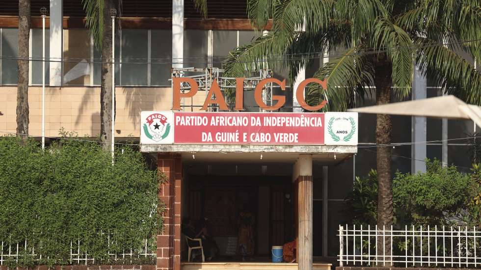 Fachada da sede do  PAIGC, na Guiné-Bissau, em Bissau, 17  de novembro  de 2023. ANTÓNIO COTRIM/LUSA