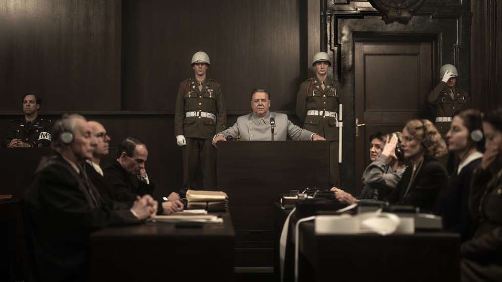 Russell Crowe (ao centro, na pele de Hermann Göring, sentado no banco dos réus) em “Nuremberga”,  de James Vanderbilt