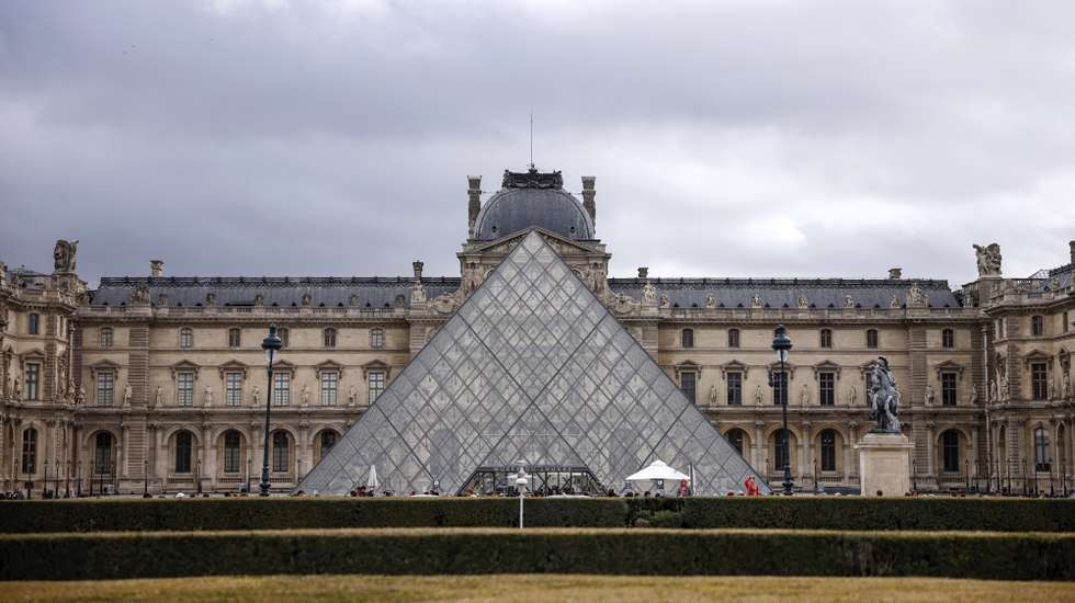 epa12466948 An exterior view of the Louvre Museum a day after a robbery in Paris, France, 20 October 2025. The Louvre Museum was targeted in a robbery by several criminals who smashed windows to steal eight priceless royal pieces of jewelry on 19 October. The Louvre remains closed for a second day running. French Culture Minister Rachida Dati called it 'an attack on France’s cultural heritage.'  EPA/YOAN VALAT