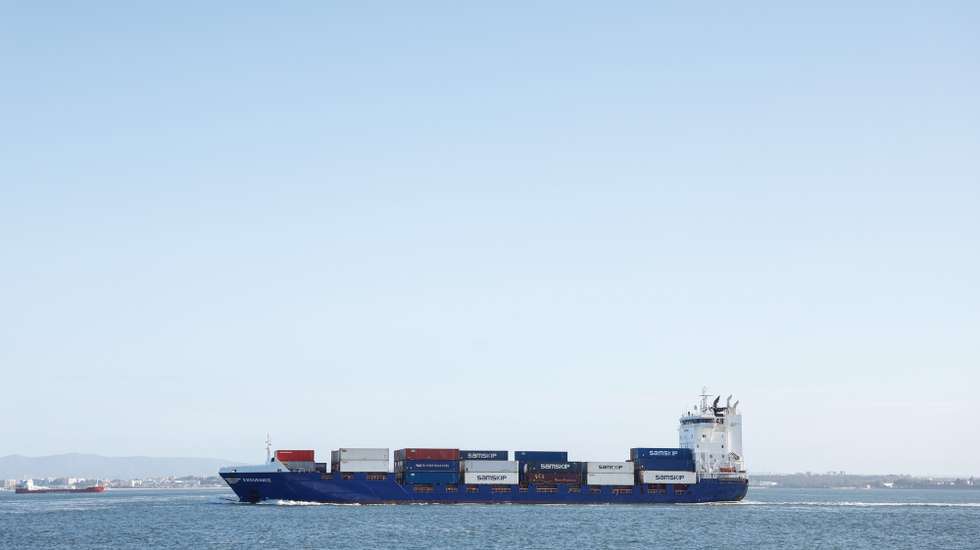 Um navio de carga atravessa o Rio Tejo, em Lisboa, 10 de outubro de 2024. Contentores. Transportes. Navio. Rio Tejo.  ANTÓNIO PEDRO SANTOS/LUSA