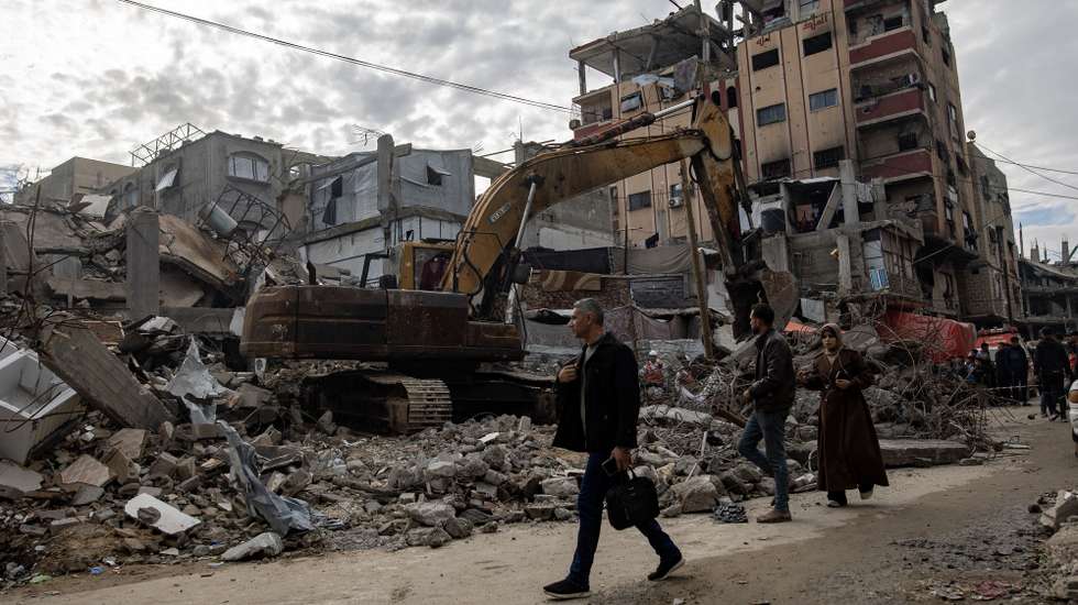 epa12604733 Members of the Palestinian Civil Defense remove the rubble of a destroyed home as they search for the bodies of Palestinians killed during the conflict in Khan Younis, southern Gaza Strip, 20 December 2025. The Civil Defence in the Gaza Strip is carrying out operations to recover the bodies of Palestinians buried beneath the rubble of homes destroyed during Israeli strikes on Gaza, estimating that nearly 100 bodies remain unrecovered. More than 70,000 Palestinians have been killed in the Gaza Strip since October 2023, according to the Palestinian Ministry of Health, and about 1,200 Israelis have been killed since the launch of an Israeli military campaign in response to a cross-border attack by Hamas on 07 October 2023.  EPA/HAITHAM IMAD