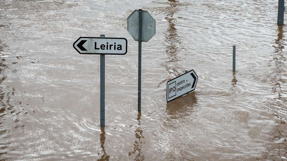 Elementos da proteção civil auxiliam um morador na zona que ficou submersa pela subida da água do Rio Lis devido ao mau tempo, em Leiria, 05 de fevereiro de 2026. Onze pessoas morreram em Portugal desde a semana passada na sequência da passagem das depressões Kristin e Leonardo, que provocaram também algumas centenas de feridos e desalojados. ANTÓNIO PEDRO SANTOS/LUSA