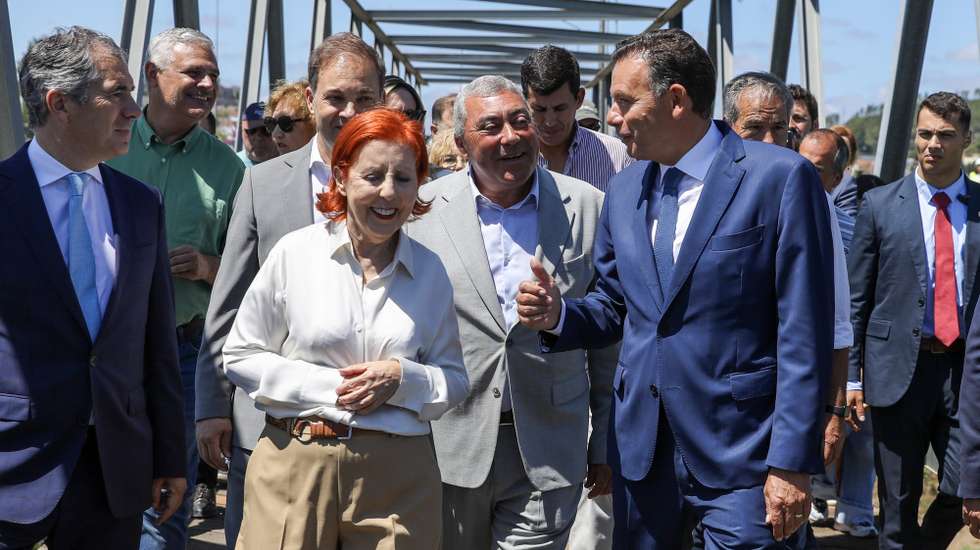 O primeiro-ministro Luís Montenegro (C-D), acompanhado pela ministra do Ambiente e Energia, Maria da Graça Carvalho (C-E), por José Verissimo (C) presidente da Câmara de Montemor-o-Velho, durante visita às obras de recuperação de diques em Montemor-o-Velho, afetados pelas tempestades de janeiro e fevereiro de 2026, Montemor-o-Velho, 10 de agosto de 2026. PAULO CUNHA/LUSA