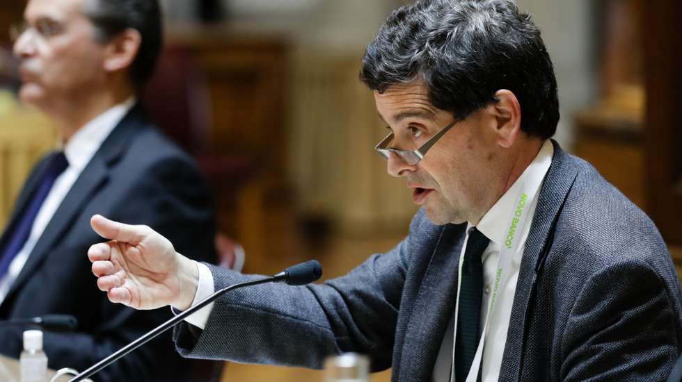 O presidente do Conselho de Administração Executivo do Novo Banco, António Ramalho, fala durante a sua audição perante a Comissão de Economia, Inovação, Obras Públicas e Habitação na Assembleia da República, em Lisboa, 22 de abril de 2020. TIAGO PETINGA/LUSA