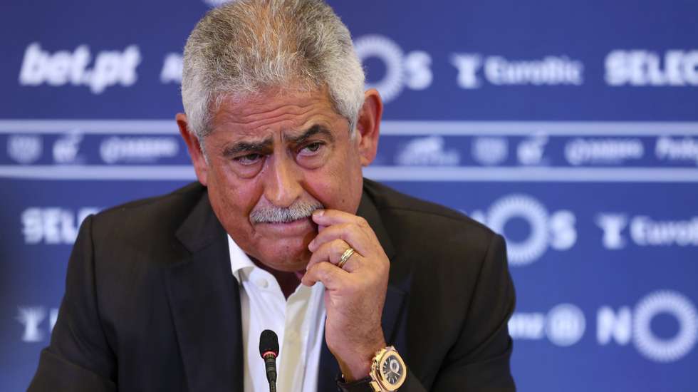 O presidente do Benfica Luís Filipe Vieira fala aos jornalistas  durante uma assembleia geral extraordinária da Liga Portuguesa de Futebol Profissional, para debater a governação do organismo liderado por Pedro Proença, apreciar o apoio anunciado para os clubes da II Liga e a entrada em vigor das cinco substituições na I Liga, entre outros pontos da ordem de trabalhos solicitados pelos emblemas profissionais, no auditório da Ordem dos Contabilistas, Porto, 8 de junho de 2020. JOSÉ COELHO/LUSA