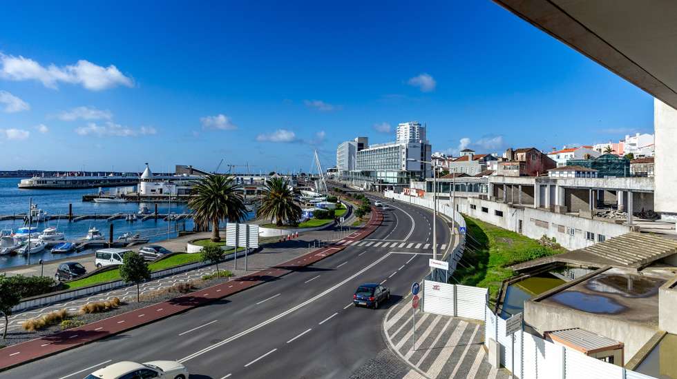 Galerias Calheta Pêro de Teive, no dia do arranque das obras de demolição, num processo que se arrasta desde 2008, altura em que foi anunciado um novo espaço comercial na marginal de Ponta Delgada, a cargo da ASTA Atlântida, agora detida pelo fundo Discovery, mas que nunca foi terminado, em Ponta Delgada, ilha de São Miguel, Açores, 15 de fevereiro de 2021. EDUARDO COSTA/LUSA