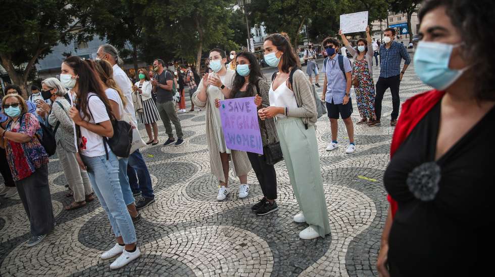 Pessoas participam na concentração de solidariedade com as mulheres afegãs, em Lisboa, 27 de agosto de 2021. MÁRIO CRUZ/LUSA