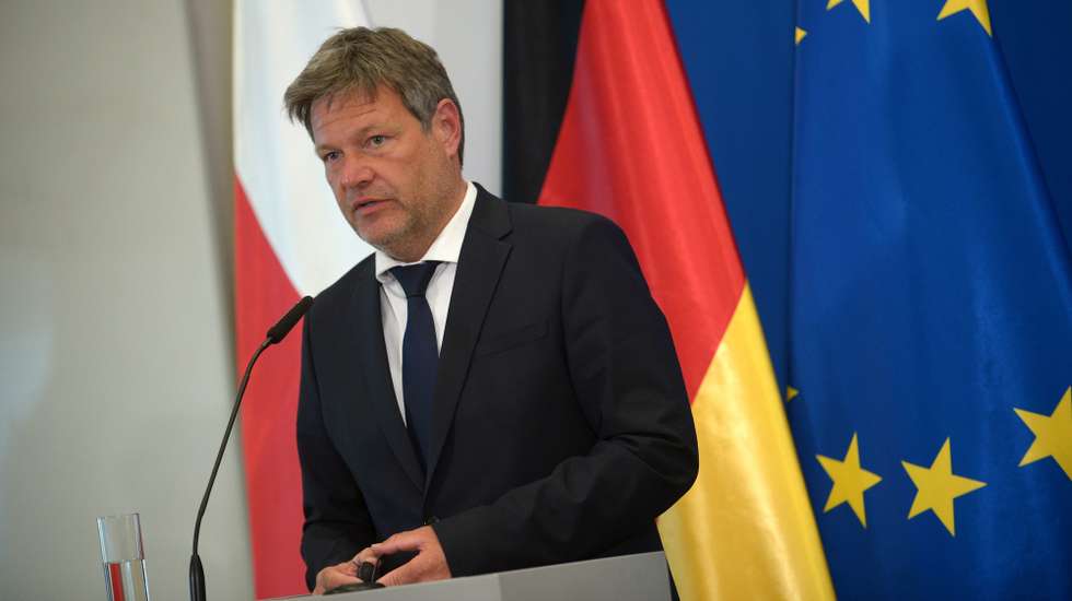 epa09909950 German Economy and Climate Protection Minister Robert Habeck attends a press conference after his meeting with Polish Climate and Environment Minister Moskwa at the Climate and Environment Ministry in Warsaw, Poland, 26 April 2022.  EPA/MARCIN OBARA POLAND OUT