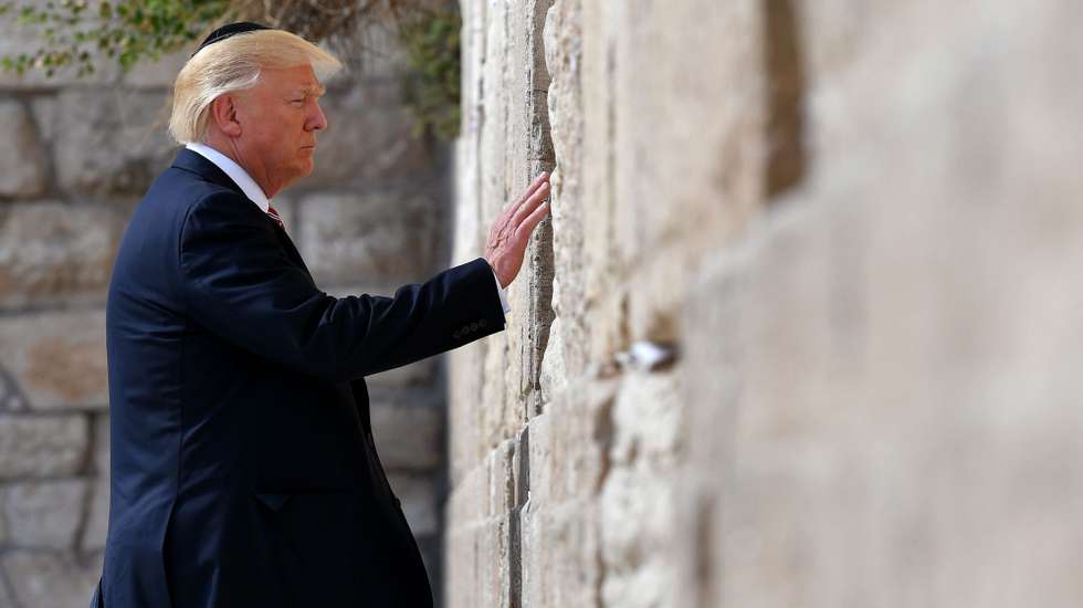 Em 2023, Garson referia-se aos manifestantes em Nova York e Los Angeles, que se opunham à resposta israelita perante o ataque do Hamas, como "bandos de saqueadores"