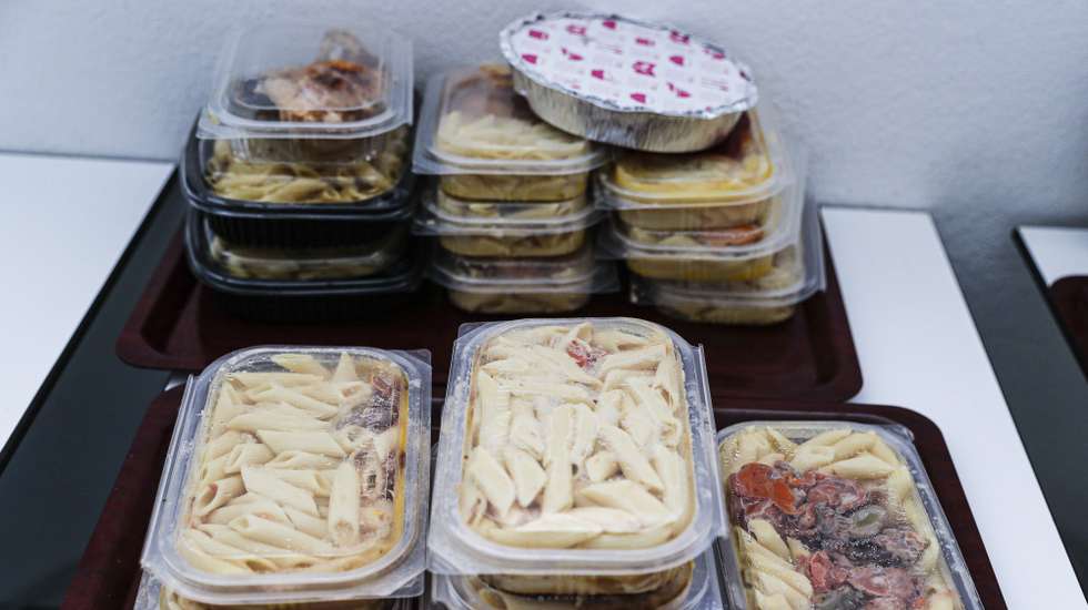 Refeições embaladas prontas para serem distribuídas a pessoas carenciadas por elementos do grupo de trabalho do Movimento de Apoio à Problemática da Sida (MAPS), em Faro, 28 de abril de 2020. Os pedidos de ajuda alimentar aumentaram nas últimas semanas no Algarve entre famílias tradicionalmente mais favorecidas, que agora enfrentam quebras no rendimento devido à covid-19, levando-as a recorrer a apoios habitualmente mais direcionados à população carenciada. Com 30 anos dedicados ao apoio aos mais necessitados, o Movimento de Apoio à Problemática da Sida (MAPS) viu-se obrigado a adaptar a sua sede em Faro para conseguir responder ao aumento dos pedidos de ajuda que tem recebido. (ACOMPANHA TEXTO DO DIA 01 DE MAIO DE 2020). LUÍS FORRA/LUSA