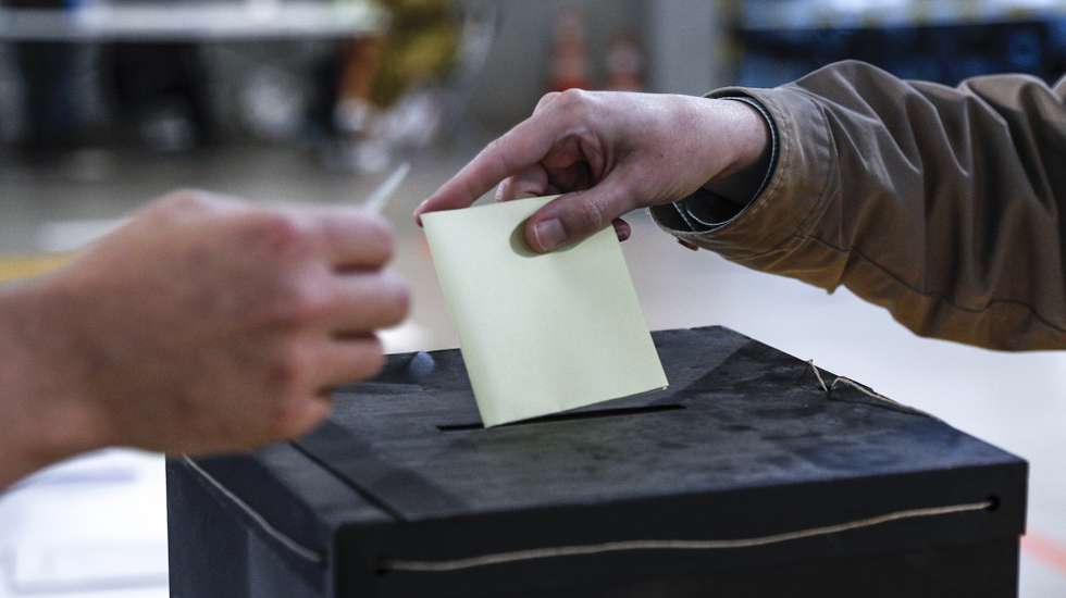 Um eleitor exerce o seu direito de voto nas  eleiÃ§Ãµes autÃ¡rquicas, em Lisboa, 26 de setembro de 2021. Este domingo  mais de 9,3 milhÃµes eleitores podem votar nas eleiÃ§Ãµes AutÃ¡rquicas, para eleger  aqueles que vÃ£o liderar, nos prÃ³ximos quatro anos, os 308 municÃ­pios e as 3091 freguesias. ANTÃ“NIO COTRIM/LUSA