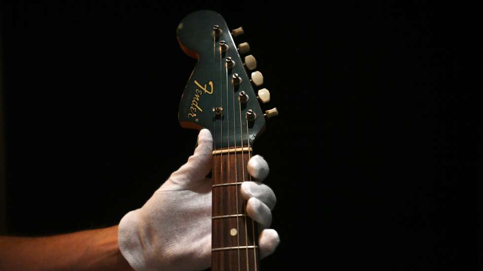 epa09911670 A Fender Mustang guitar owned by US musician Kurt Cobain ahead of its auction during a preview at the Hard Rock Cafe in London in Britain, 27 April 2022. The guitar owned by the Nirvana front-man was used during the 'Smells like Teen Spirit' music video. It is displayed in the Hard Rock Cafe in London from 28 April to 03 May 2022 ahead of its sale by Julien Auctions in New York in the US.  EPA/NEIL HALL