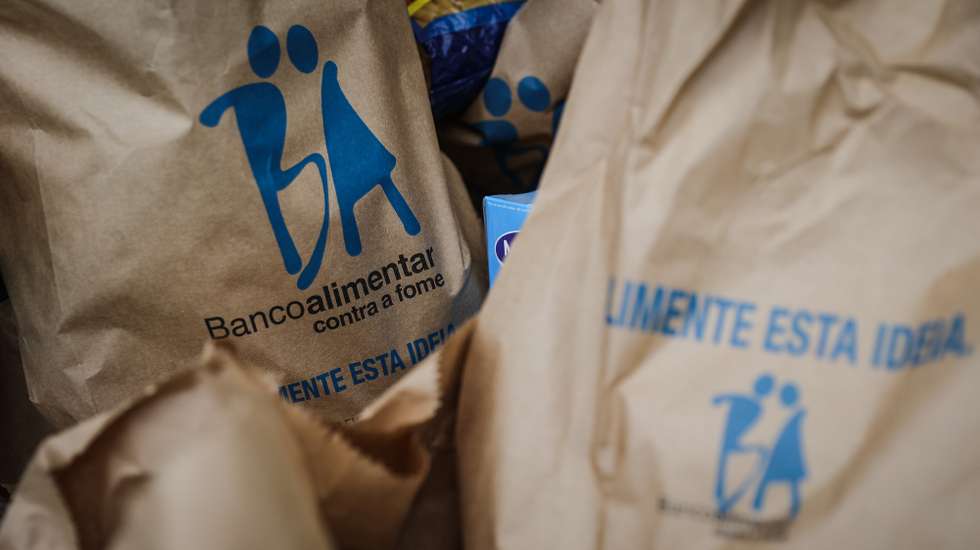 Voluntários trabalham na recolha de alimentos nas instalações do Banco Alimentar Contra a Fome, em Lisboa, 27 de novembro de 2021. Nos próximos dias 27 e 28 de novembro, a campanha de recolha de alimentos promovida pelos Bancos Alimentares Contra a Fome volta a ter equipas de voluntários nos supermercados de todo o país, a convidar os portugueses, de forma mais pessoal, à partilha de alimentos com as famílias com necessidades para que possam ter, não só um Natal mais feliz, mas alimento à mesa todos os dias.  RODRIGO ANTUNES/LUSA