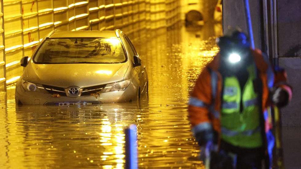 Inundações na zona de Alcântara, o distrito de Lisboa é o que está a ser mais atingido pelas fortes chuvadas que se fazem hoje sentir em Portugal continental, 08 de dezembro de 2022. Vários túneis e ruas em Lisboa encontram-se hoje encerradas ao trânsito devido a inundações provocadas pelas chuvas fortes que assolam a capital portuguesa, adiantou à Lusa o comandante dos Sapadores Bombeiros de Lisboa, Tiago Lopes. ANTÓNIO PEDRO SANTOS/LUSA
