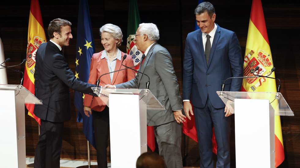epa10356495 French President, Emmanuel Macron (L), shakes hands with Portuguese Prime Minister, Antonio Costa (2-R), next to European Commission President Ursula von der Leyen (2-L), and Spanish Prime Minister, Pedro Sanchez (R), during a joint press conference after a meeting held in the sidelines of EU-Med9 Summit, to discuss on H2Med underwater pipeline, between Barcelona and Marseille, in the port city of Alicante, eastern Spain, 09 December 2022.  EPA/KAI FORSTERLING