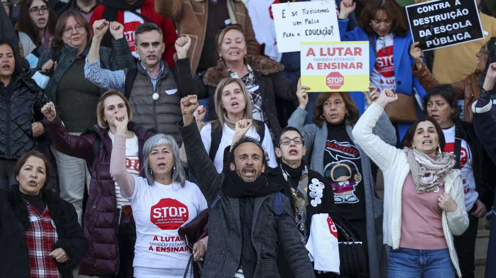 O coordenador do Sindicato de Todos os Profissionais de Educação (STOP), André Pestana (C), acompanhado por profissionais de educação à saída da reunião com as comissões sindicais e de greve sobre a continuação da luta de todos os profissionais da educação, depois de serem decretados serviços mínimos, em Coimbra, 04 de fevereiro de 2023. PAULO NOVAIS/LUSA