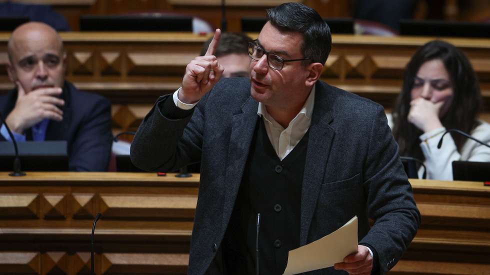 O deputado do Partido Comunista Português (PCP), Bruno Dias, interpela o ministro da Economia e do Mar, António Costa Silva, durante o debate sobre política setorial na Assembleia da República, em Lisboa, 09 de fevereiro de 2023. TIAGO PETINGA/LUSA