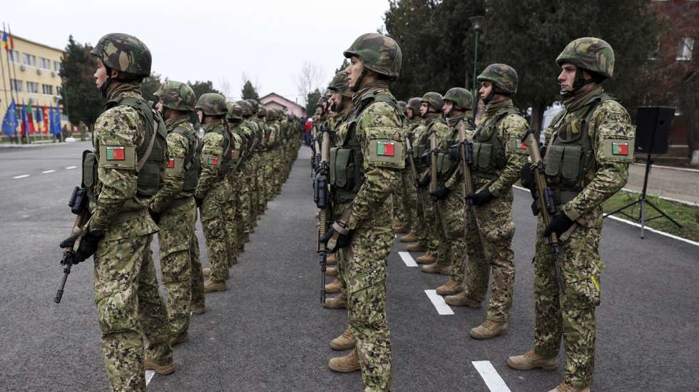 O Presidente da República, Marcelo Rebelo de Sousa (ausente da fotografia), visitou as tropas romenas e portuguesas alojadas no 1.º Batalhão de Instrução 'Olt' na cidade de Caracal, 200 Km a oeste de Bucareste, Roménia, 20 de dezembro de 2022. O Presidente da República, Marcelo Rebelo de Sousa, visita hoje os militares portugueses da 2.ª Força Nacional Destacada que integram a missão da NATO na Roménia. MIGUEL A. LOPES/LUSA