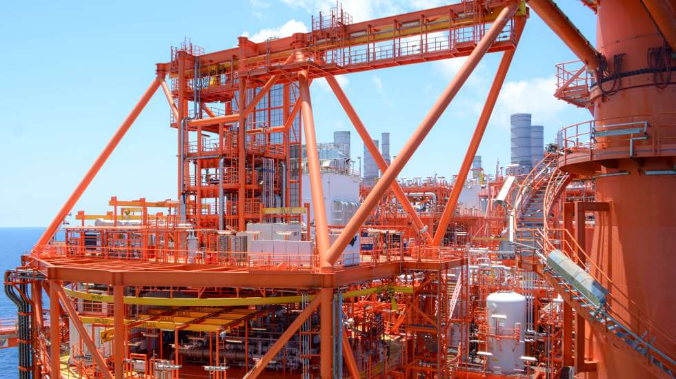 Plataforma flutuante Coral Sul que produz gás natural liquefeito ao largo da costa de Cabo Delgado, Moçambique, 23 de novembro de 2022. A infraestrutura é operada pela petrolífera italiana Eni e a 13 de novembro tornou-se no primeiro projeto a exportar gás das reservas da bacia do Rovuma. LUÍS FONSECA/LUSA