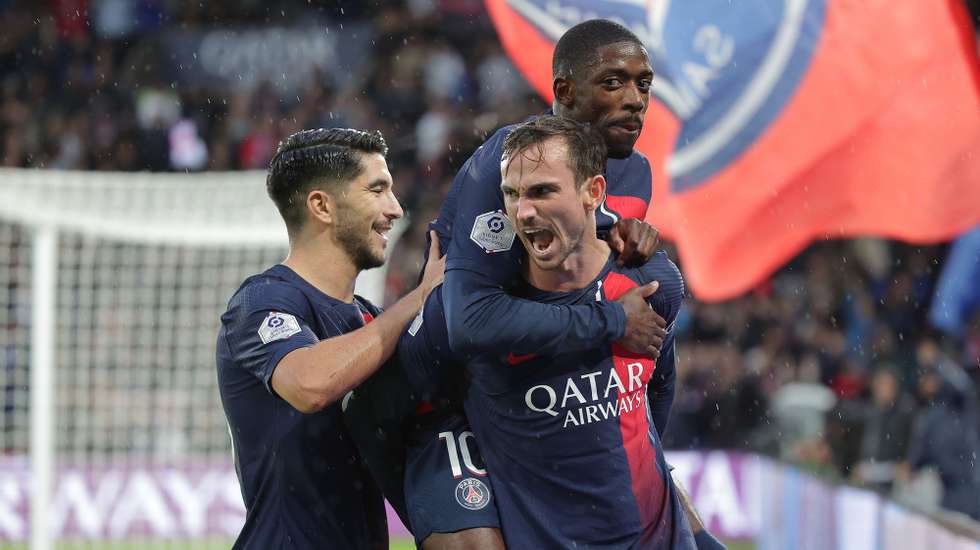 epa10931103 Fabian Ruiz of PSG celebrates scoring the 3-0 goal during the French Ligue 1 soccer match between Paris Saint Germain and RC Strasbourg in Paris, France, 21 October 2023.  EPA/CHRISTOPHE PETIT TESSON