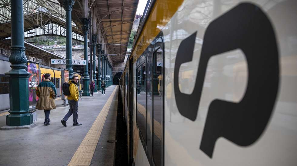 Pessoas aguardam pelo comboio na Estação de São Bento no Porto, 2 de janeiro de 2024. Os trabalhadores de operação, comando, controlo, informação, gestão de circulação e conservação ferroviária na Infraestruturas de Portugal (IP) estão em greve por melhores condições de trabalho e vencimentos da profissão, que considera exigente e complexa.  JOSÉ COELHO/LUSA