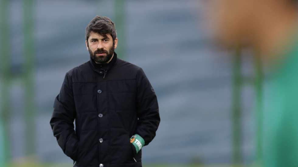 Rio Ave FC head coach Luis Freire reacts during the Portuguese First League soccer match between Rio Ave FC and SC Braga at Arcos Stadium in Vila do Conde, Portugal, 09 March 2024. MANUEL FERNANDO ARAUJO/LUSA