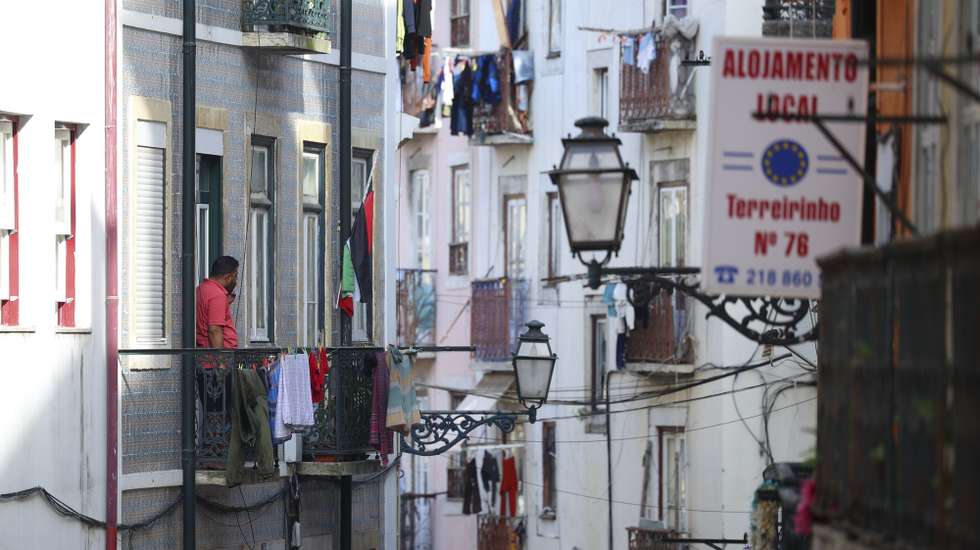 Comerciantes e residentes dizem que pouco mudou na Rua do Terreirinho, na Mouraria, em Lisboa, onde há um ano um incêndio num prédio fez duas vítimas mortais e 14 feridos, Lisboa, 29 de janeiro de 2024. “Mudou muito pouco”, constata o presidente da Junta de Freguesia de Santa Maria Maior, Miguel Coelho (ausente na fotografia), em conversa com a Lusa na Rua do Terreirinho, onde se destaca um alojamento local pintado de amarelo fresco. (ACOMPANHA TEXTO DE 01 DE FEVEREIRO DE 2024). ANTÓNIO COTRIM/LUSA