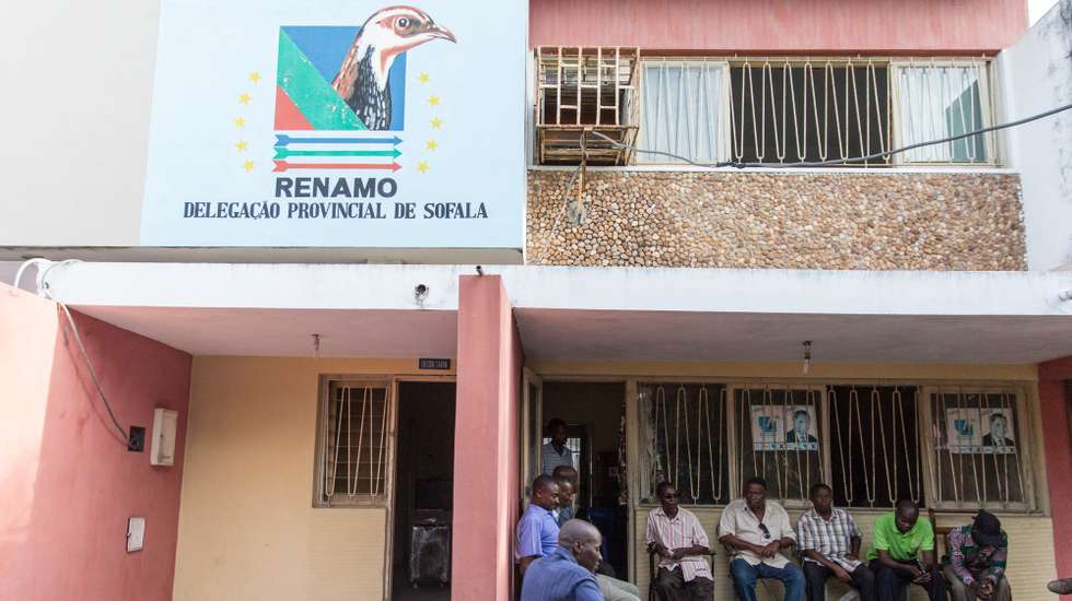 À porta, alguns militantes juntam-se para aguardar pelo final da reunião da comissão política do partido, na sede provincial, que deverá decidir como será feito o adeus a Afonso Dhlakama, Beira, Moçambique, 4 de maio de 2018. As bandeiras a meia haste nas duas sedes da Resistência Nacional Moçambicana (Renamo) na cidade da Beira, em Moçambique, são o único sinal visível da morte do líder do partido no quotidiano da capital provincial. (ACOMPANHA TEXTO). RICARDO FRANCO/LUSA