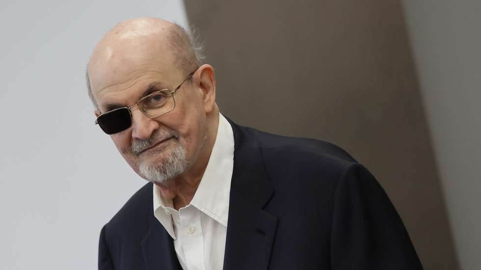 epa10998597 British-American novelist and German Book Trade Peace Prize laureate Salman Rushdie attends a press conference at the International Book Fair Frankfurt 2023 in Frankfurt am Main, Germany, 20 October 2023.  EPA/RONALD WITTEK