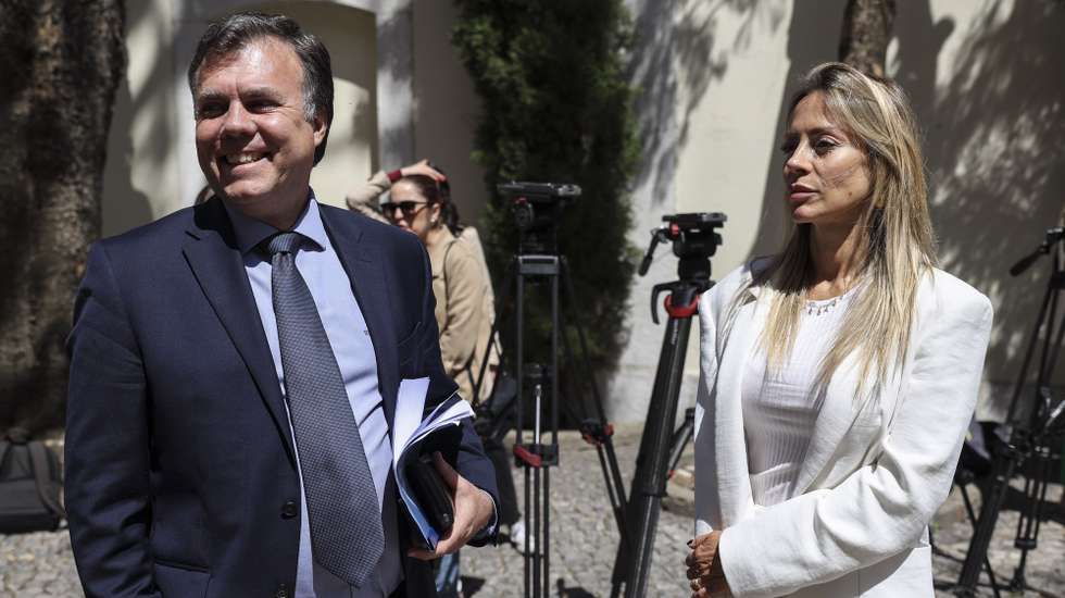 O presidente do Alternativa Democrática Nacional (ADN), Bruno Fialho (E), acompanhado pelo cabeça de lista do ADN às eleições Europeias, Joana Amaral Dias (D), à chegada ao Tribunal Constitucional para a entrega da lista dos candidatos às eleições Europeias, em Lisboa, 29 de abril de 2024. MIGUEL A. LOPES/LUSA