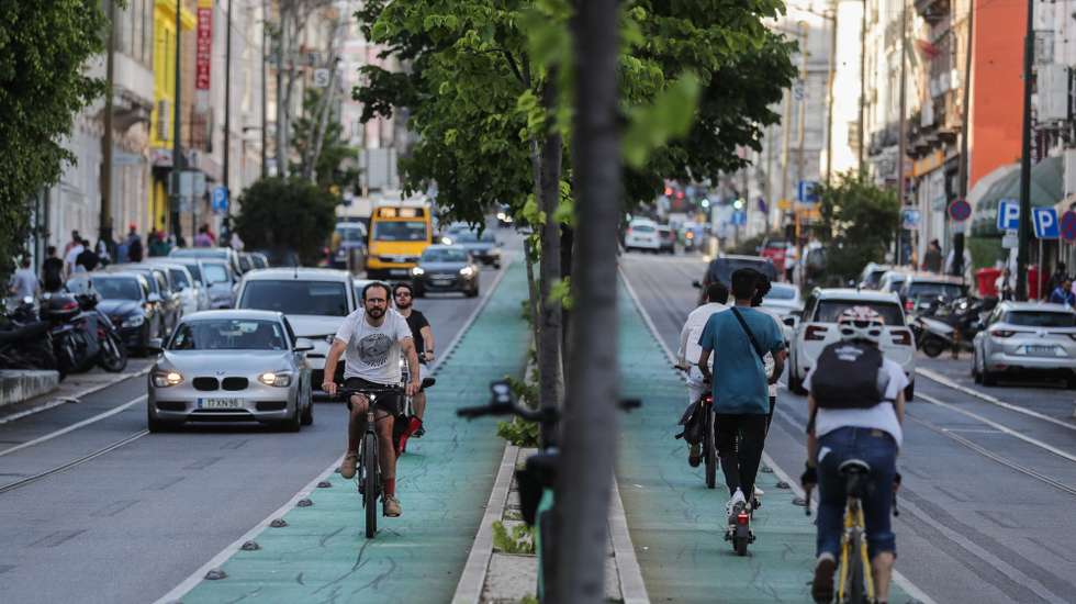 Utentes da ciclovia na Avenida Almirante Reis em Lisboa, 27 de maio de 2022. TIAGO PETINGA/LUSA